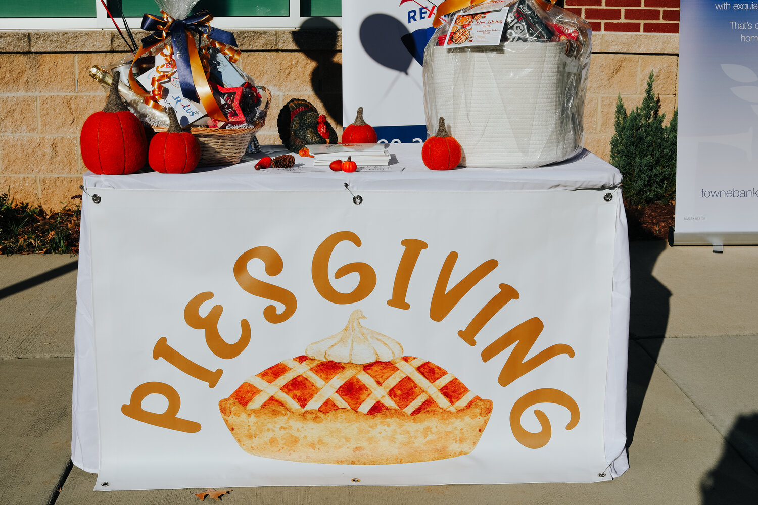 Piesgiving 2020 Table with Pumpkins